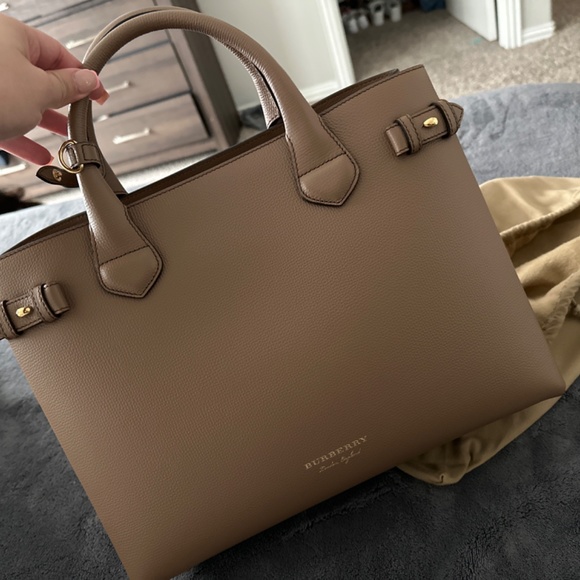 BRAND NEW BURBERRY MED TOTE - Picture 4 of 5